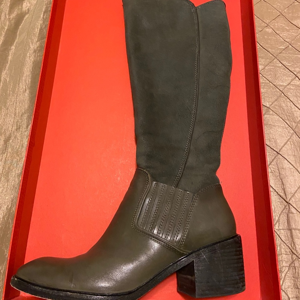 Worn in good condition women’s boots size 8.5